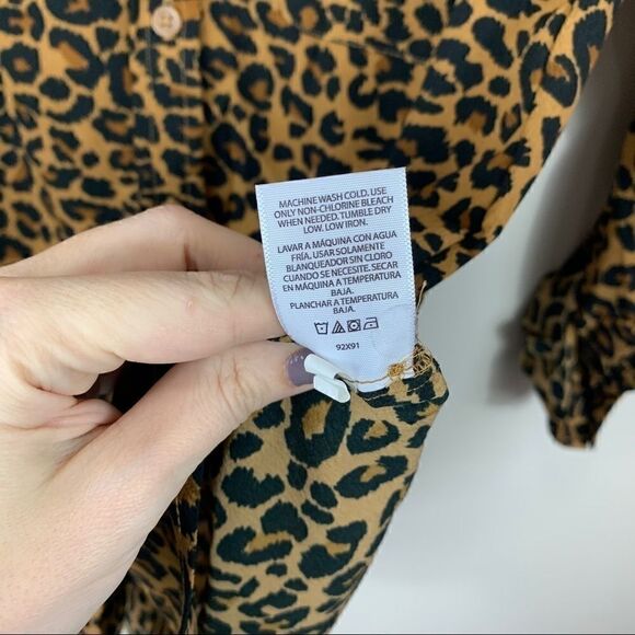 🐆Time and Tru cheetah button up size small CUTE (J1) - Picture 6 of 10